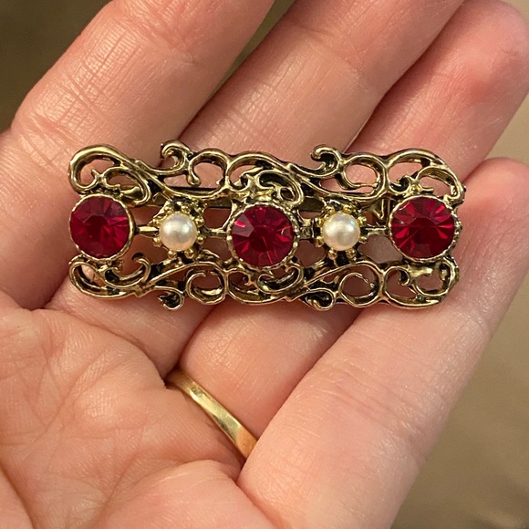 Jewelry - Pretty Costume Piece